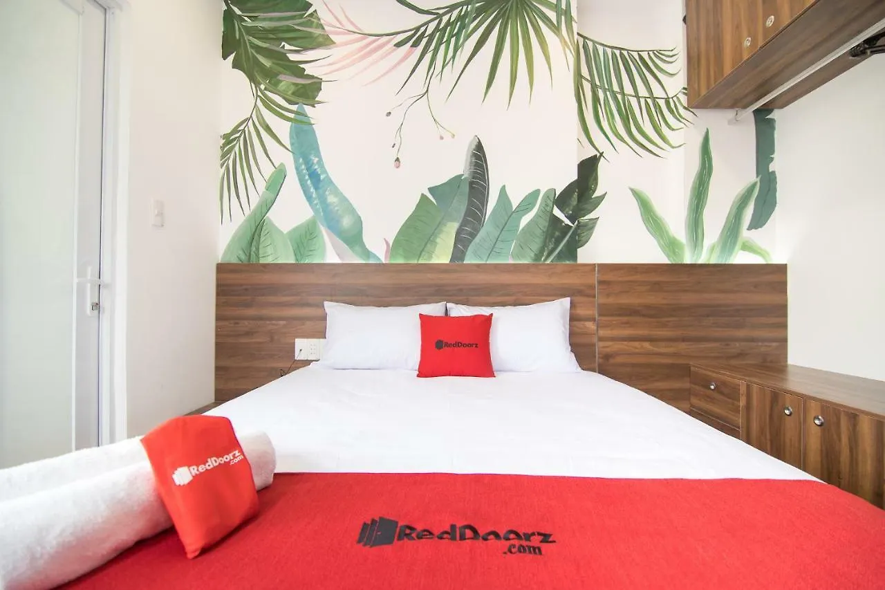Reddoorz Plus @ Tran Quang Khai Street Ho Chi Minh City Hotel